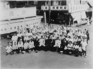 大間々の婦人服洋品店足利屋で行われた昭和16～17年頃の防災訓練の様子